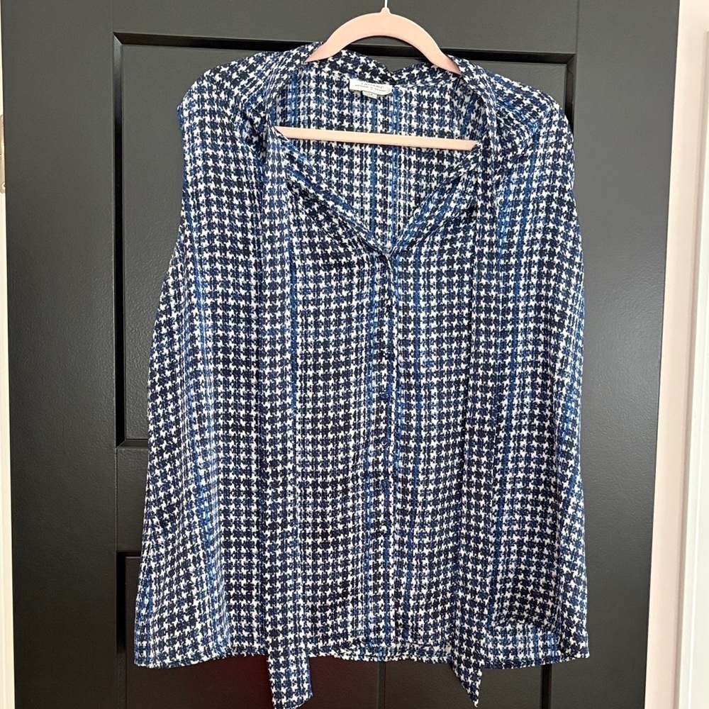 Tahari Blue & White Patterned Sleeveless Buttoned Blouse w/Tie in Front. Size 1X